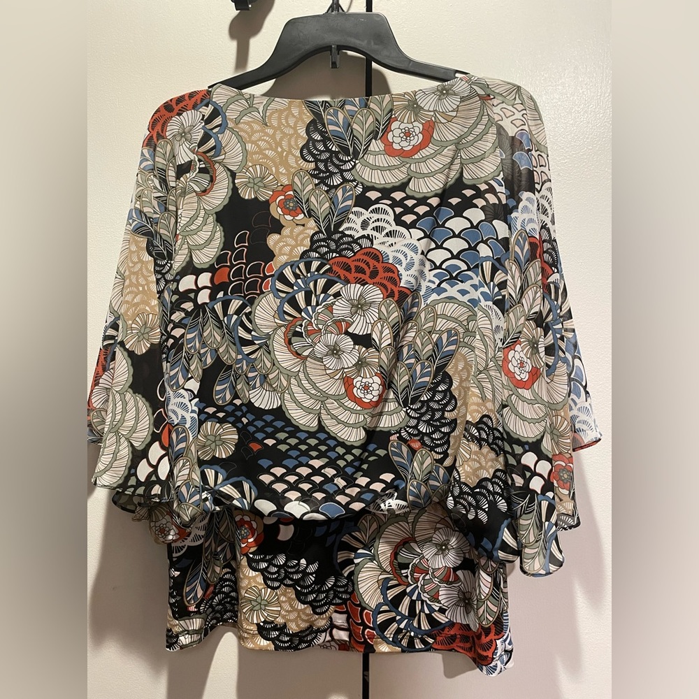 Lovely Coco Bianco chiffon blouse with beautiful floral details. Size small